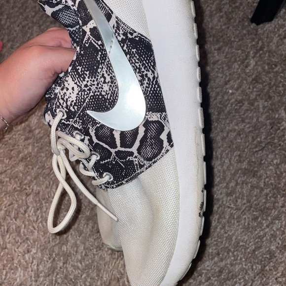 Nike. Size 7 Women’s Tennis Shoes - Picture 5 of 6